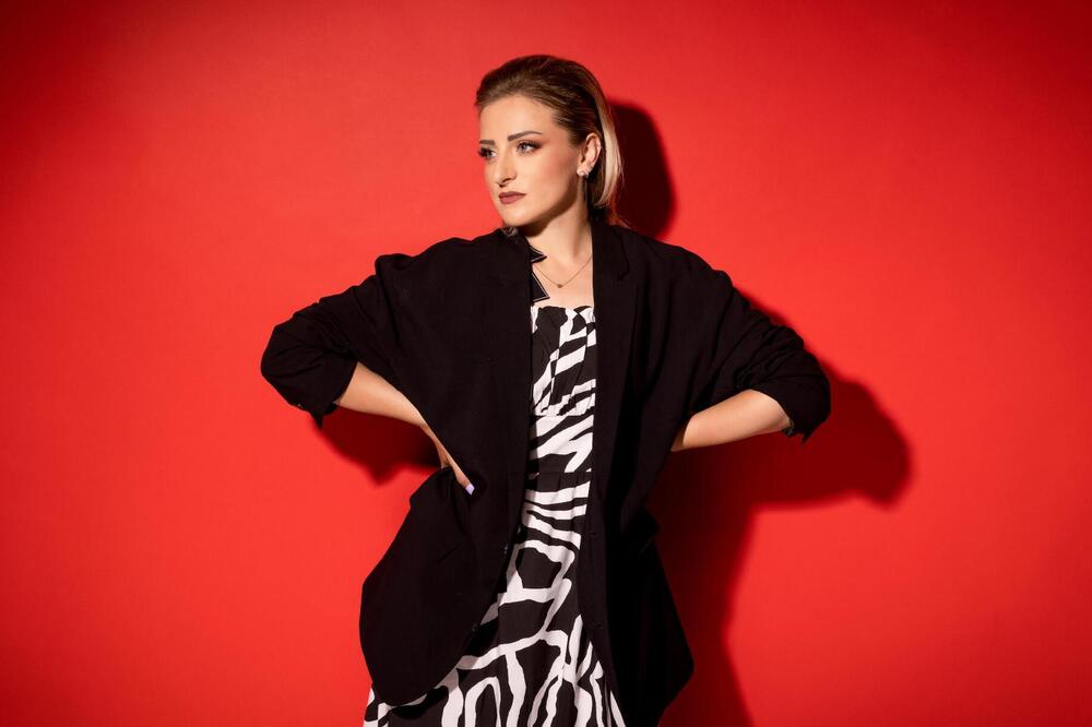 NOVO MUZIČKO POGLAVLJE - „Samo pesma zna“ — Danijela Veselinović briljira kako samo ona zna