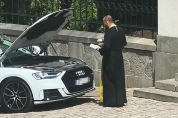 Sveštenik izašao iz crkve, pa prišao Audiju sa otvorenim molitvenikom... Nećete verovati šta je usledilo! (VIDEO)