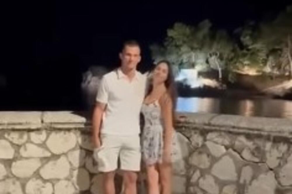 Nišlija se slikao sa devojkom u Grčkoj, a onda je usledilo iznenađenje: Trenutak iz bajke će pamtiti ceo život