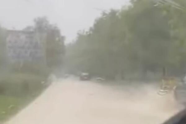 Na udaru nevremena ovaj grad u Srbiji: Ulice pretvorene u reke, automobili mile, RHMZ izdao upozorenje! (VIDEO)