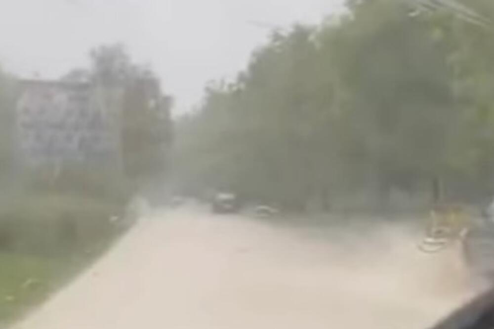 Na udaru nevremena ovaj grad u Srbiji: Ulice pretvorene u reke, automobili mile, RHMZ izdao upozorenje! (VIDEO)
