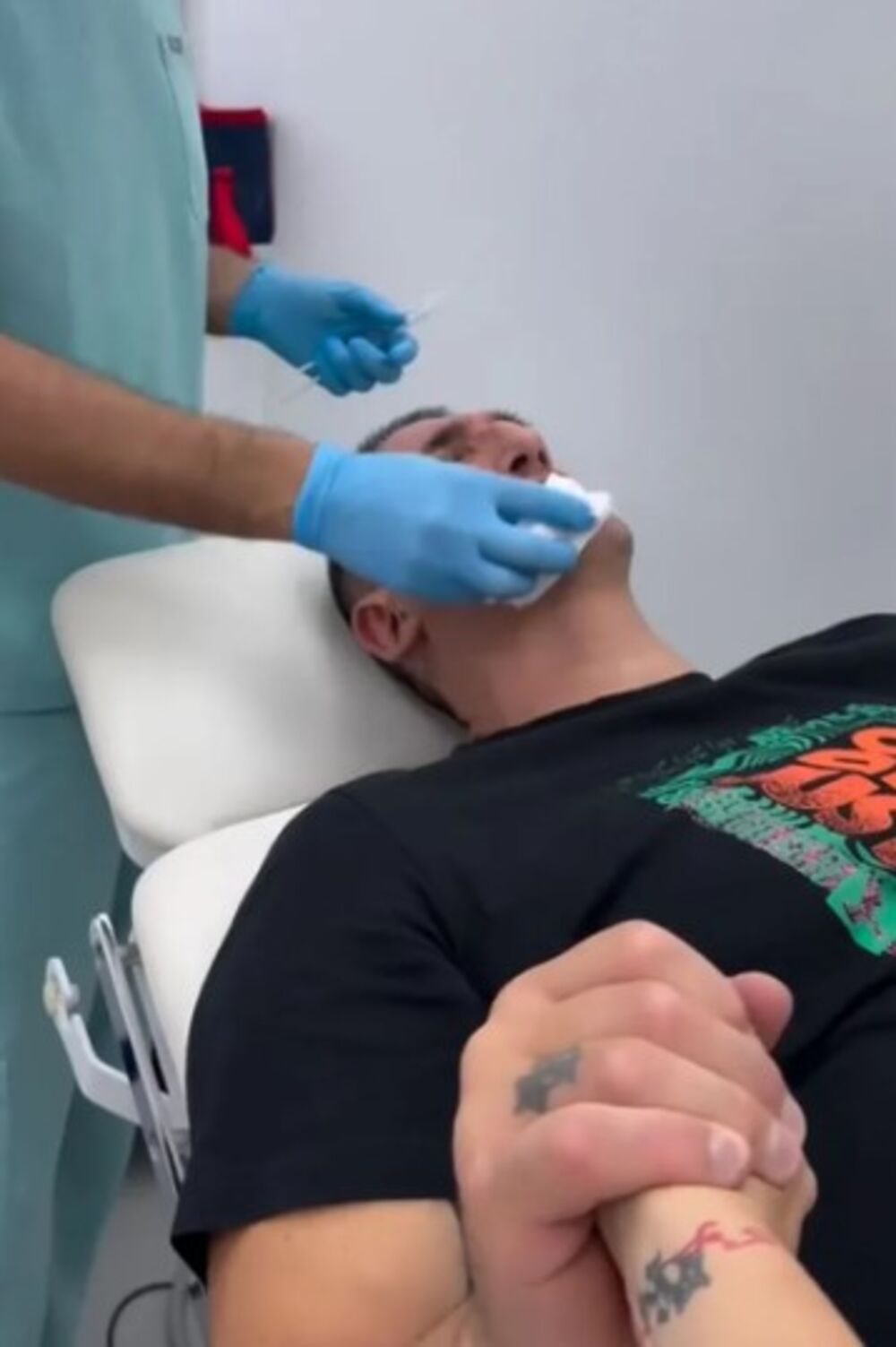 Vidi se kako Kristijan sedi u ordinaciji i drži je za ruku tokom zahvata.