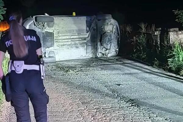 Maloletnik vozio decu u autu pa se zakucali u stup: Iz prevrnutog vozila izvukli četvoro!