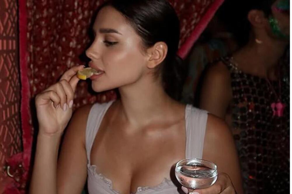 Ostavio je sin vlasnika teretane, a ona lumpuje: Čolina ćerka obukla providno, pa naručila tekilu! IZAZOVNE FOTKE