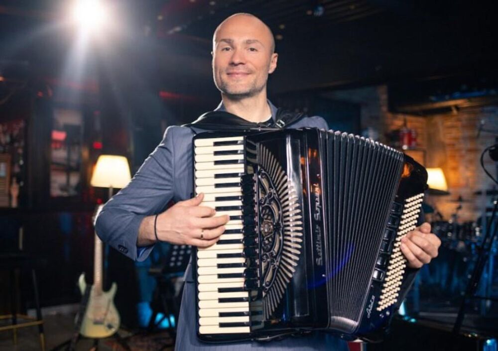 AI je ipak propustila da navede da on je i muzički obrazovan