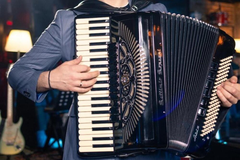 DA LI MOŽETE DA POGODITE? Veštačka inteligencija donela sud - on je najpopularniji harmonikaš na Balkanu