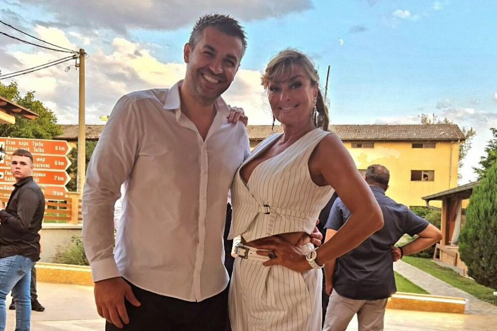 Sneki ima zlatne prste, tu pare same uleću! Pevačica oduševila mladog Žarka - nije odvojio pogled od nje, a onda...