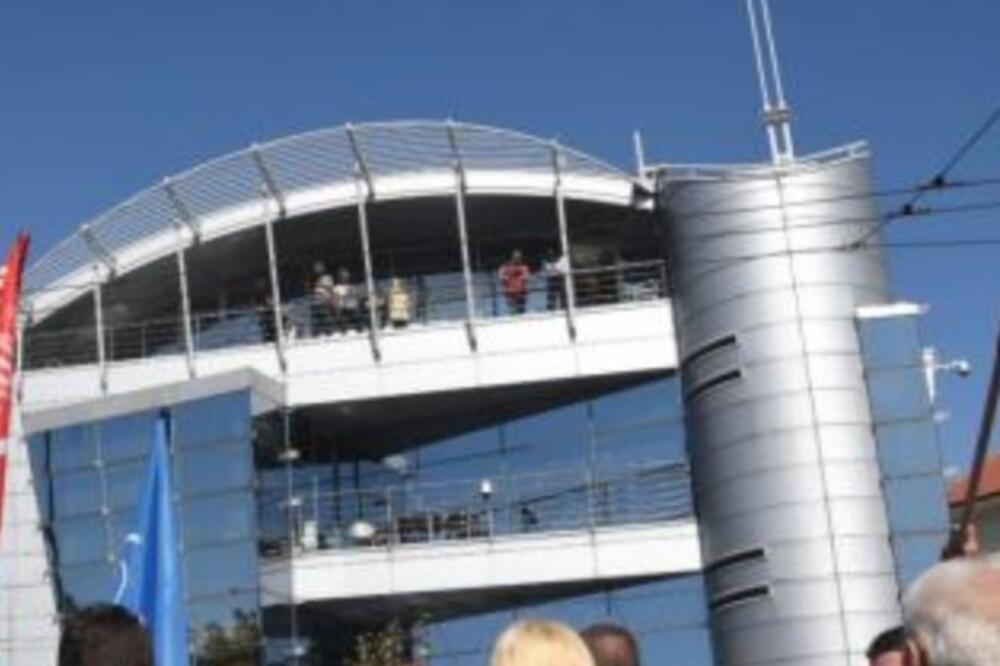 ŠTA JE SAD OVO? Opsadno stanje ispred zgrade Pinka - ljudi ne prestaju da pilje, PRIZOR ŠOKIRA