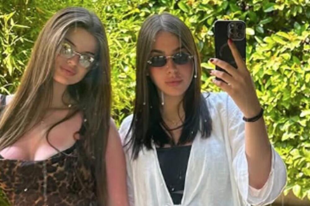 Čolina ćerka se skroz opustila na letovanju, žari i pali: Sa drugaricom zavodi animal printom i dubokim dekolteom!