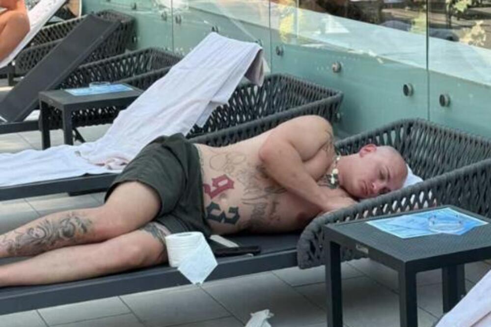 Ceo Balkan se smeje na ovo! Desingerica zaronio u san, a pored njega NAJŠOKANTNIJA stvar ikada