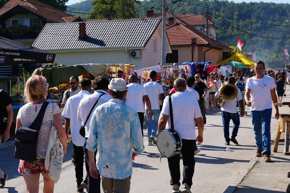 Cena kafe paprena, tek da vidite koliko je kilo pečenja: Ovo su cene na Saboru trubača u Guči - jedno iznenađuje