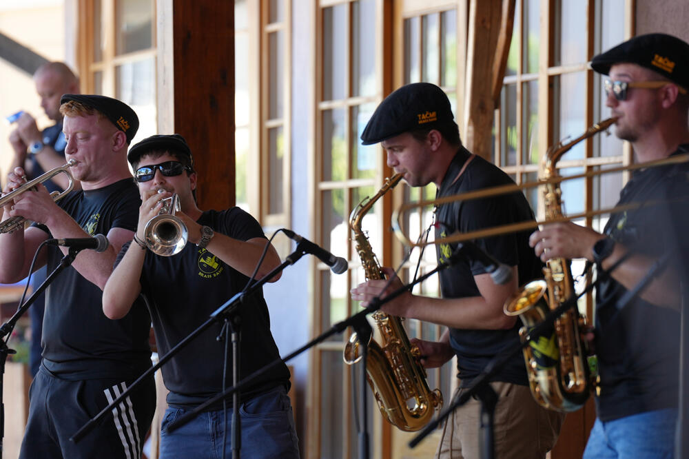 Mladi Slovenci u Guči napravili pravi show pa kažu - kod nas se svira klasičnije, a ovde iz srca i duše (FOTO)