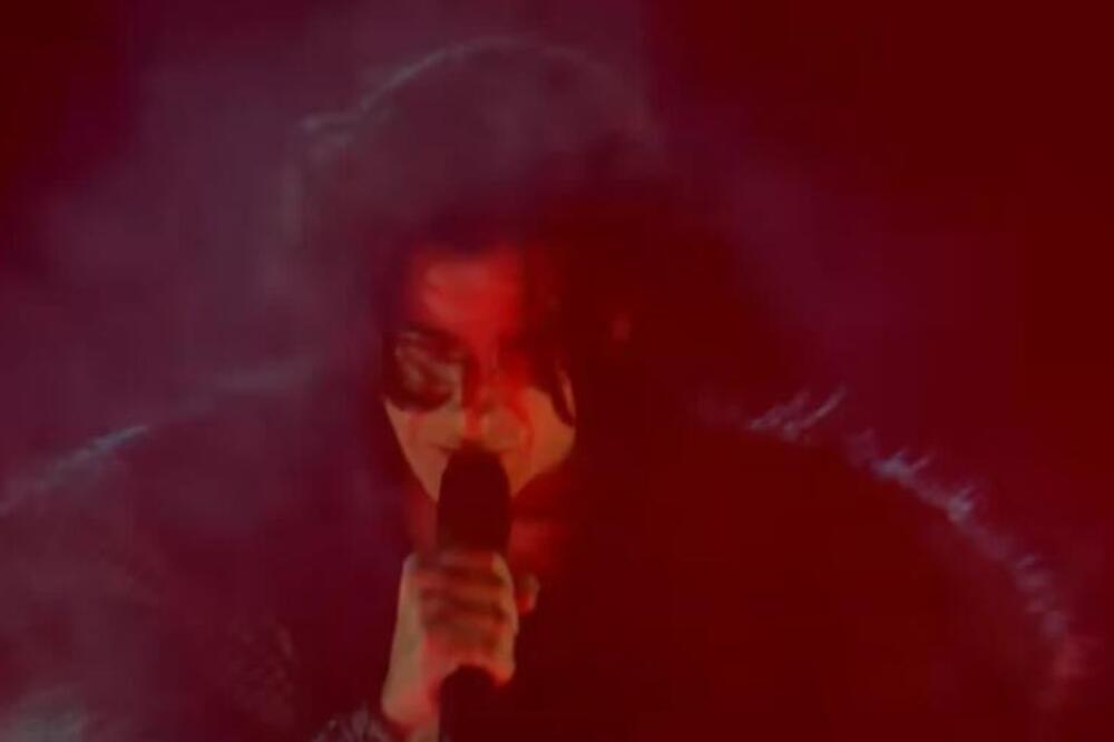 Poznati pevač otkrio detalje odnosa sa muškarcem! Evo ko je misteriozni momak sa kojim je čak 2 godine u vezi!