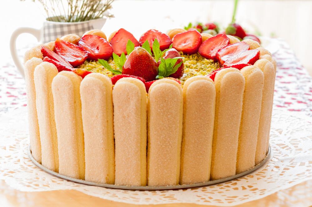 Letnji kolač sa piškotama i jagodama za svačiji ukus! Nema rerne, ni ringle, brzinski se pravi, a još brže pojede