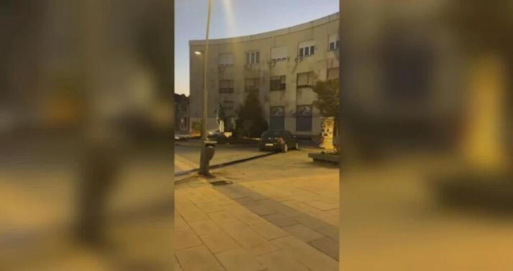 V Čačku voznik z golfom izgubil nadzor in zapeljal na sprehajališče