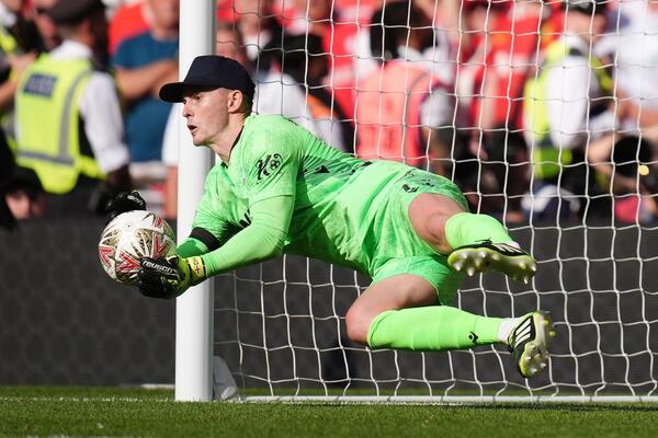 Din Henderson odbranio dva penala i doneo Kristal palasu trofej protiv Liverpula (Foto)