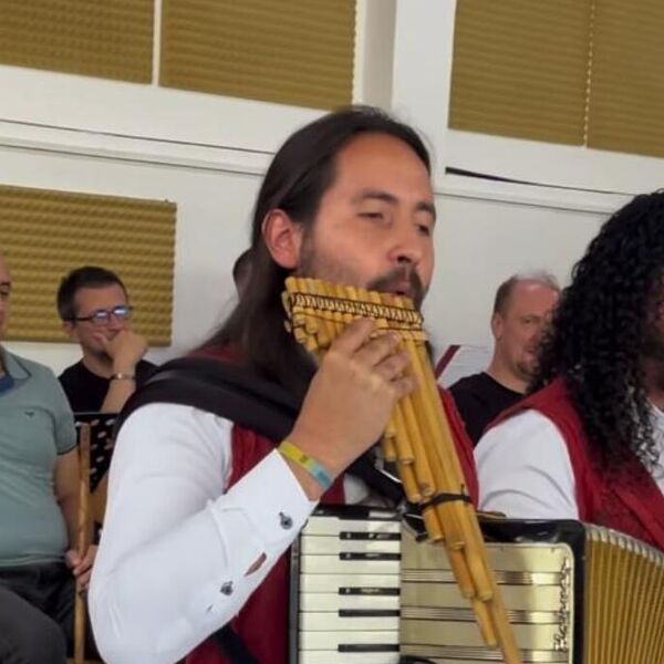 Kolumbijac zapevao "Makedonsko devojče", ceo Balkan se naježio: Janko obukao narodnu nošnju, pa... (VIDEO)