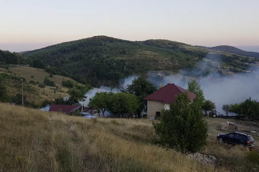 Srpski helikopter pomaže Crnogorcima u gašenju požara: Moćna letelica dejstvuje kod Podgorice