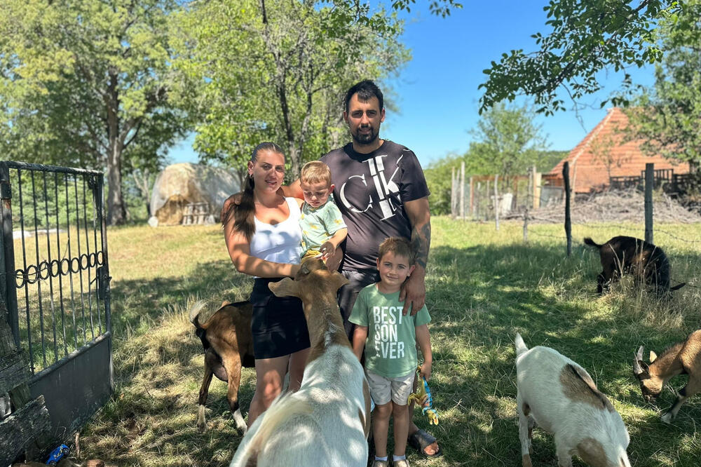 Zamenili Beograd za Kosjerić, pa počeli nov život: Mina i Jovan kupili kuću na konkursu, muzu koze i prave sir FOTO