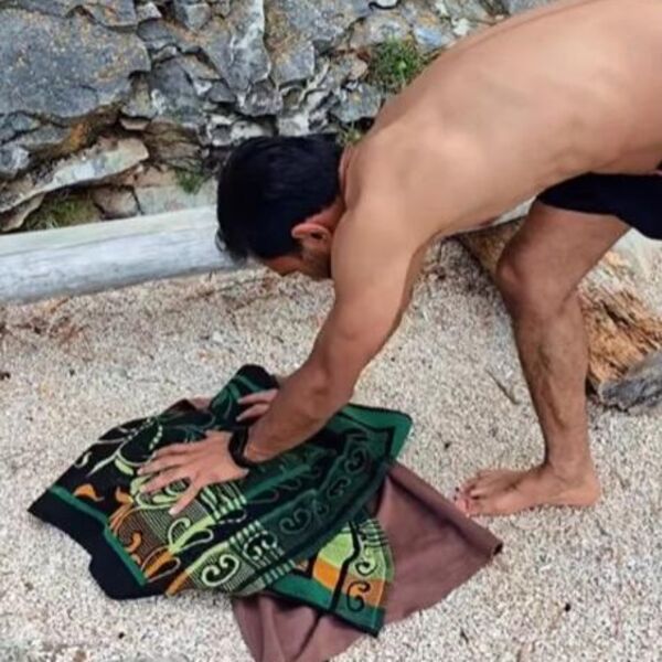 "Isus brine o našim stvarima": Indijac pokazao kako se na Jadranu čuvaju stvari od lopova, svi se zacenili od smeha