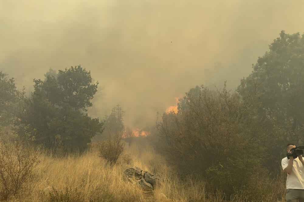 Ovde su trenutno najkritičniji požari u Crnoj Gori: Vatra preti kućama, stihija okovala čitavu zemlju!