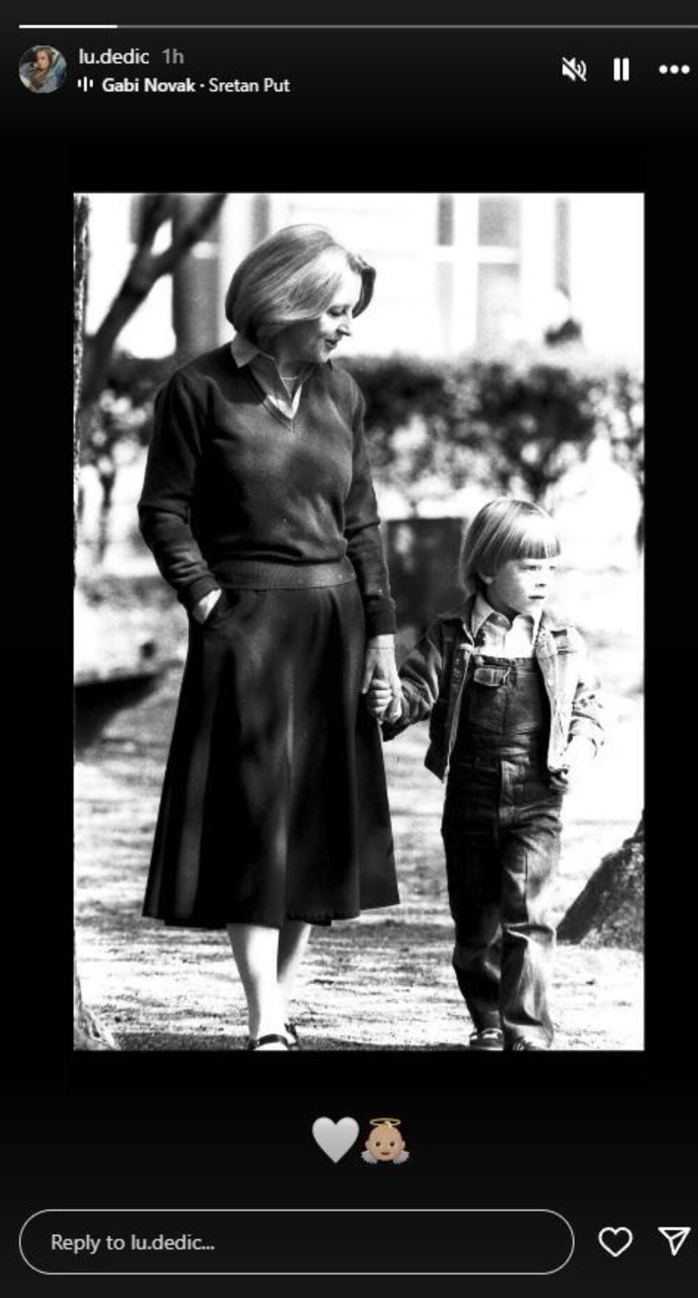 Lu je podelila crno-belu fotografiju bake i oca iz detinjstva