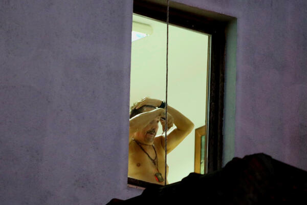 JU, KO JE OVAJ GOLIŠAVI ČIKA NA PROZORU? Žene počele da vrište kad su ga spazile, SRBINU SVAKA DLAKA NA SVOM MESTU