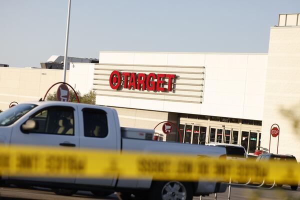 Pucnjava ispred poznate prodavnice - ubijene tri osobe, među njima i dete! Drama u Ostinu, cela zemlja na nogama!