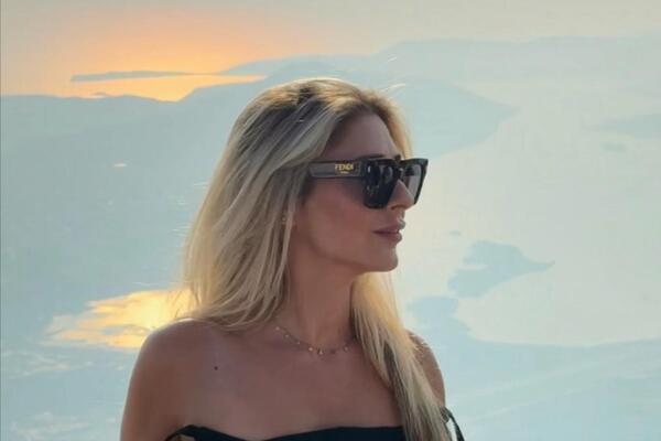 Voditeljka u nikad kraćoj haljini pokazala zgodne noge: Vrelo izdanje ubrzalo disanje muškom rodu, kakva lepotica