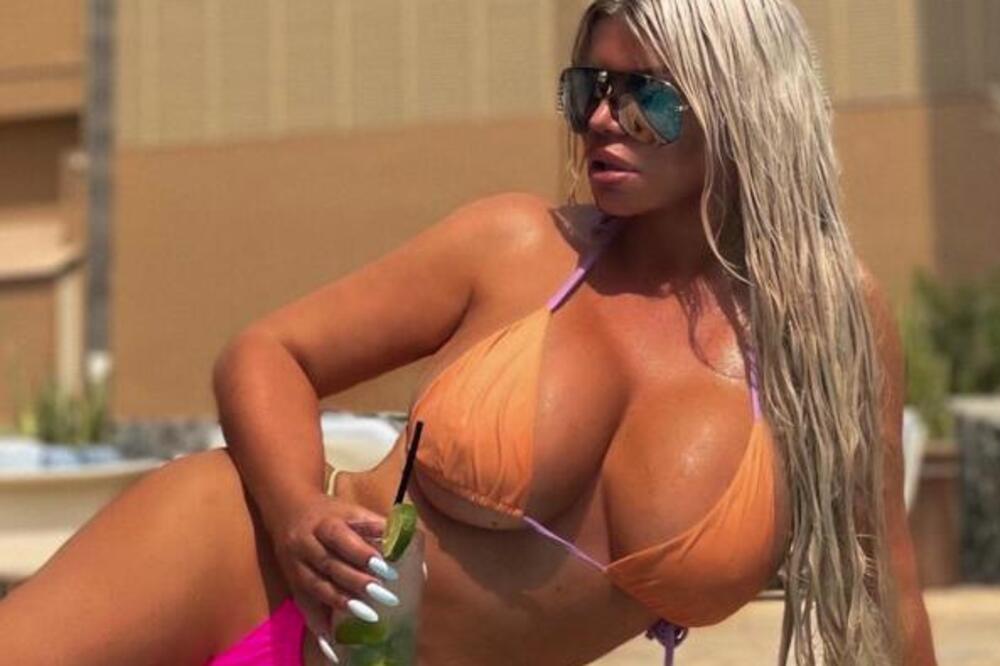 DARA BUBAMARA SNIMALA GRUDI, A ONDA JE PROMENILA KADAR: Muškarci padaju kad vide OSMICE u LJUBIČASTOM BIKINIJU!