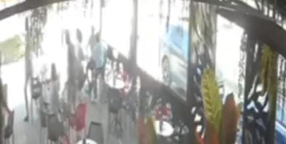 Snimak trostrukog ubistva u Gnjilanu: Napadači rafalno pucali na ljude, nastala panika! (UZNEMIRUJUĆE)