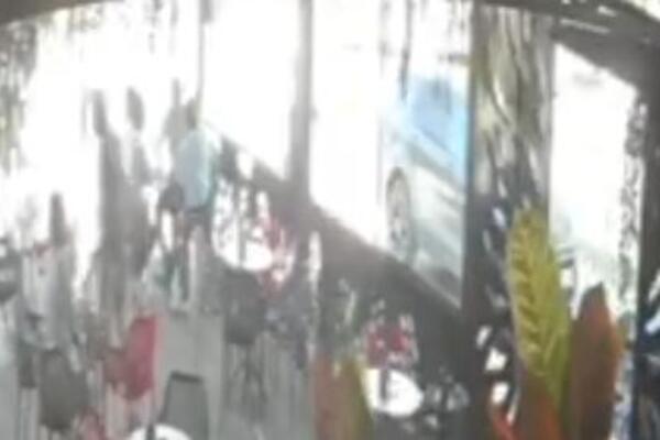 Snimak trostrukog ubistva u Gnjilanu: Napadači rafalno pucali na ljude, nastala panika! (UZNEMIRUJUĆE)