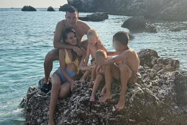 ZALJUBLJENI KAO PRVOG DANA, SKROZ SKLADNI IMAKO IMAJU TROJE DECE! Obožavaju se, a slika sa blizancima je.. (FOTO)