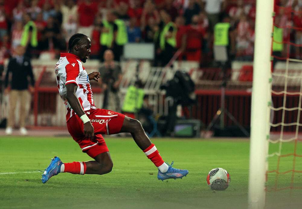 Šerif Endiaje na utakmici Crvene zvezde i Leha iz Poznanja