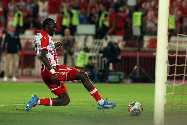 Možda Crvena zvezda i nije morala da ga proda? Šerif Endiaje dominira u dresu Samunspora (Foto)