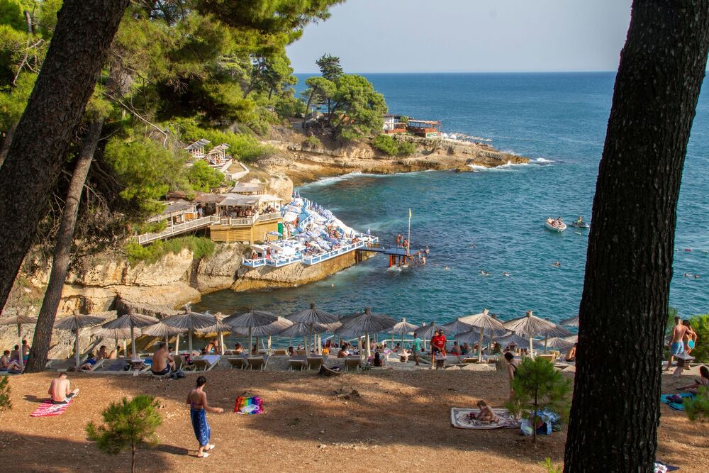 Cene sve više divljaju, za smeštaj treba izvojiti ozbiljnu cifru! Evo koliko košta odmor u Crnoj Gori ovog leta!