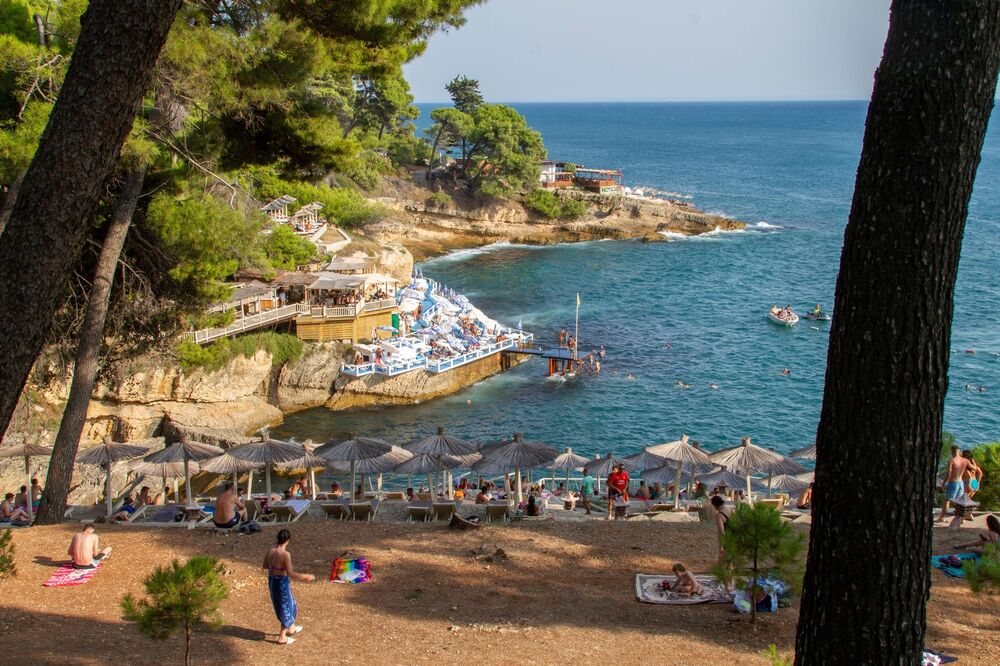 Ova plaža u Crnoj gori je san snova: Pozavidelo bi joj najlepše mesto u Grčkoj, ovde je more magično! (FOTO)