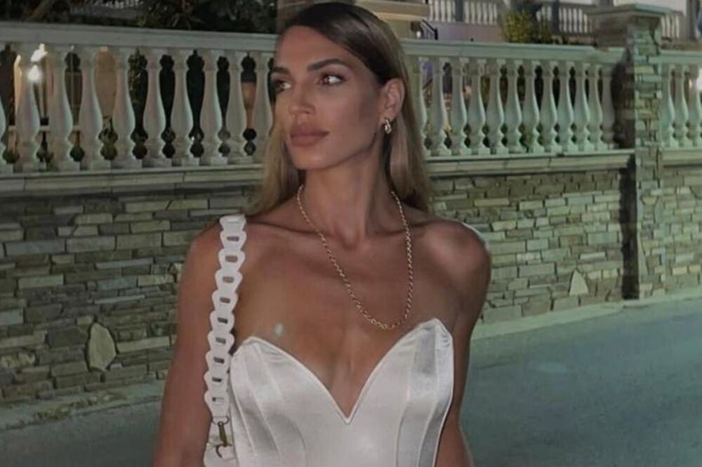 Zategnuta kao praćka pomutila um muškom rodu: Obukla mikro bikini i pokazala da je najzgodnija mama u zemlji