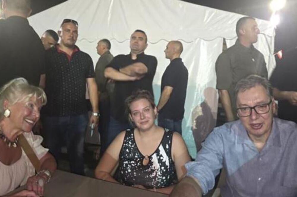 Predsednik Vučić peške stigao u Pionirski park: ''Ja sam ispred Skupštine Srbije, na ivici Ćacilenda"