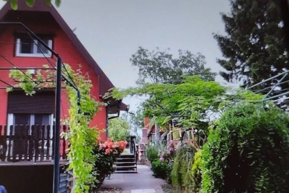 Prodaje se savršena vikendica sa voćnjakom, po jeftinoj ceni! Ima izlaz na reku, svoju garažu, letnjikovac, roštilj