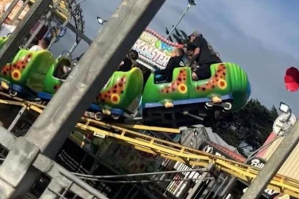 Rolerkoster iskočio iz šina tokom vožnje, bio je krcat decom! Horor u luna parku, snimak ledi krv! (UZNEMIRUJUĆE)