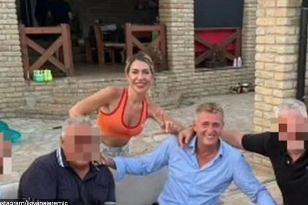 RASKID SA DRAGANOM PEKAROM DONEO NOVE ČETVORKE? Ljudi gledaju fotku i ne veruju - Jovana Jeremić uradila silikone?