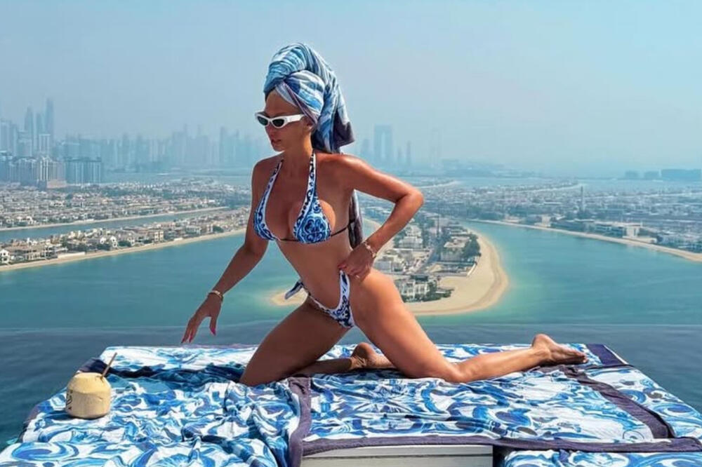 ZAUZELA POZU U MIKRO KUPAĆEM I IZAZVALA NEMIR KOD SRBA! Plavuša ne mari za ISLAMSKE ZAKONE - bira da bude GOLA