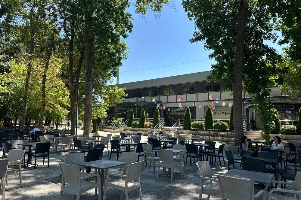 Uleteo sa pištoljem i počeo da preti: Drama u kafiću na gradskoj plaži u Čačku, preplašeni gosti se razbežali FOTO