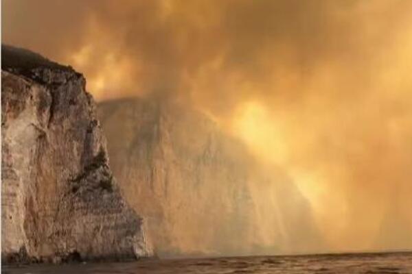 NA ZAKINTOSU KAO DA JE SUDNJI DAN! Nebo i more narandžasti od požara, gori na više frontova u Grčkoj! (VIDEO)