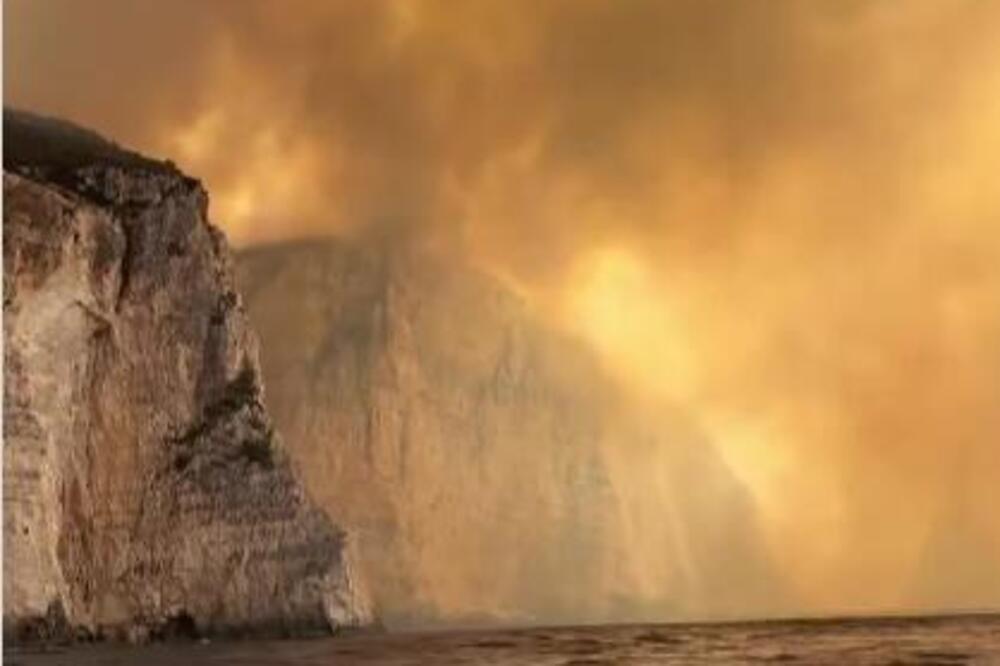 NA ZAKINTOSU KAO DA JE SUDNJI DAN! Nebo i more narandžasti od požara, gori na više frontova u Grčkoj! (VIDEO)