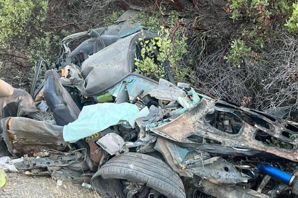 ''Ovo je nemoguće da neko preživi!'' Vatrogasci pronašli potpuno uništen auto, a od vozača ni traga, ni glasa!