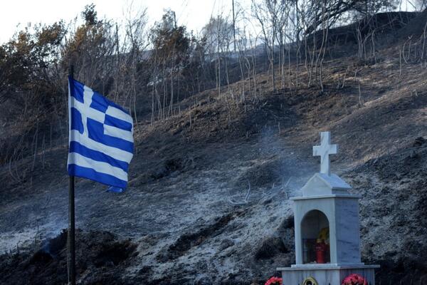 Razbuktao se novi požar u Grčkoj: Dignuti helikopteri i avioni, vatrena stihija okovala omiljenu destinaciju Srba!
