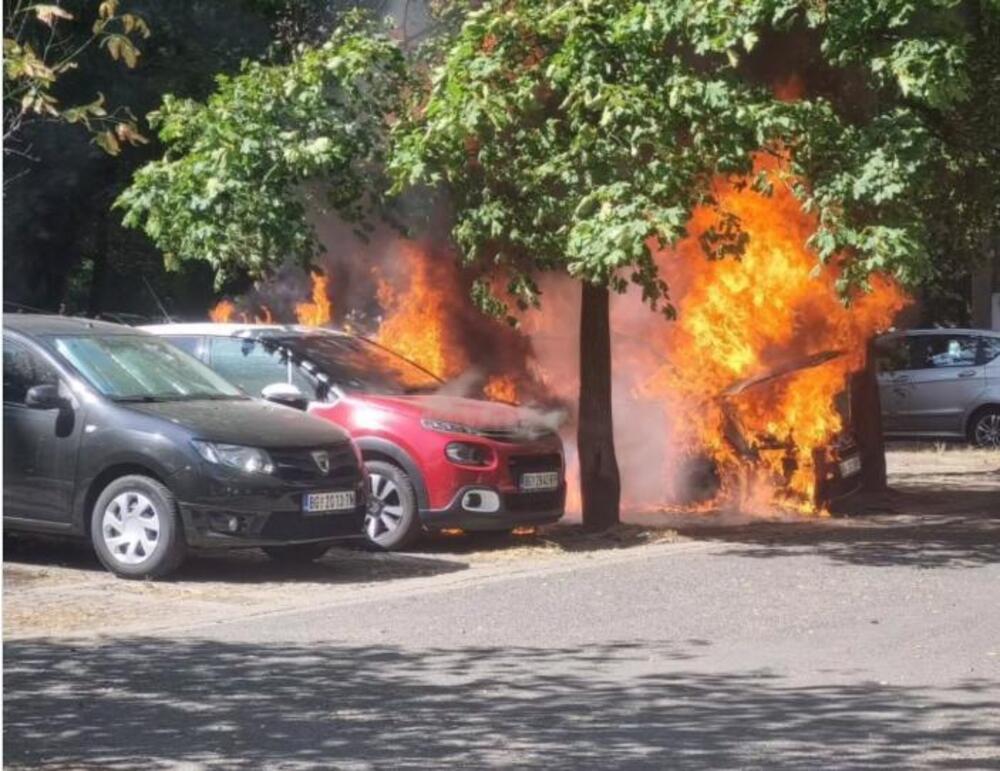V Bloku 70 v Beogradu zagorel avtomobil na parkirišču