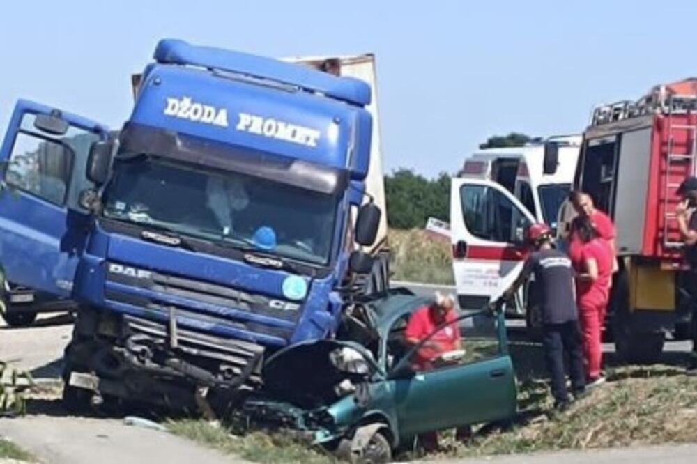 Saobraćajna nesreća na putu ka Batajnici: Stradala dvojica tinejdžera! (FOTO)